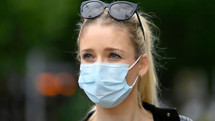 Einer Metaanalyse zufolge scheinen einfache OP-Masken auch den Träger vor einer Ansteckung mit dem Coronavirus effektiv zu schützen.