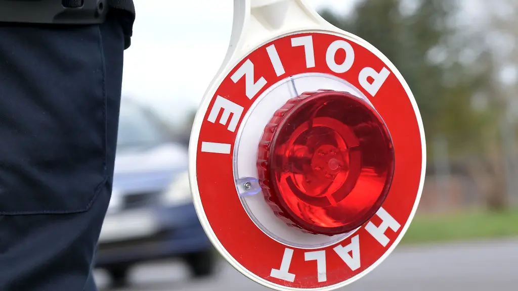 Die-Polizei-stellt-in-Stade-zwei-Autofahrer-denen-gleich-mehrere-Verstoesse-vorgeworfen-werden