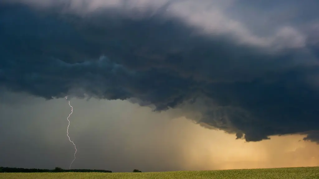 Angsteinfloessend-und-maechtig-Wenn-Gewitterwolken-aufreissen-kommt-meist-eine-Menge-Regen-herunter-und-der-flutet-schnell-mal-den-Keller