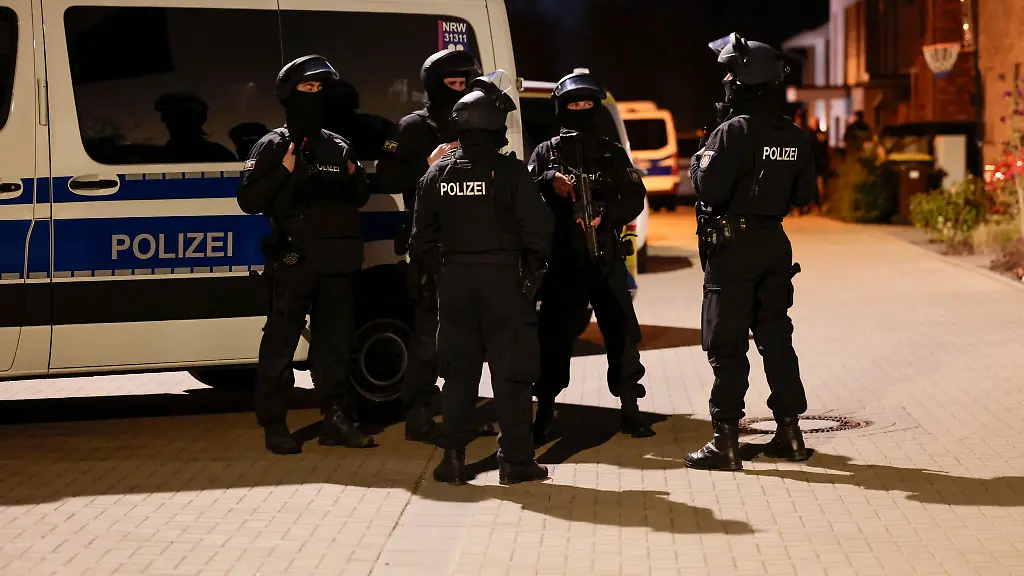 Die-Polizei-durchsucht-mit-Spezialkraeften-zwei-Wohnungen-in-Koeln-und-ein-Haus-in-Pulheim