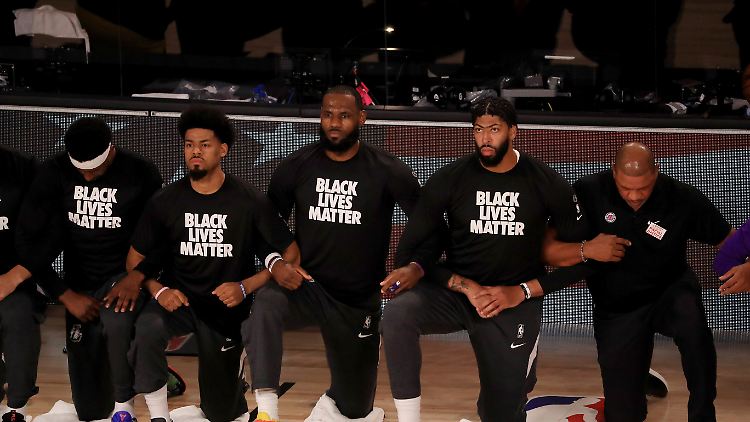 Die Superstars der L.A. Lakers protestierten - und gemeinsam mit ihnen auch Trainer und Betreuer.