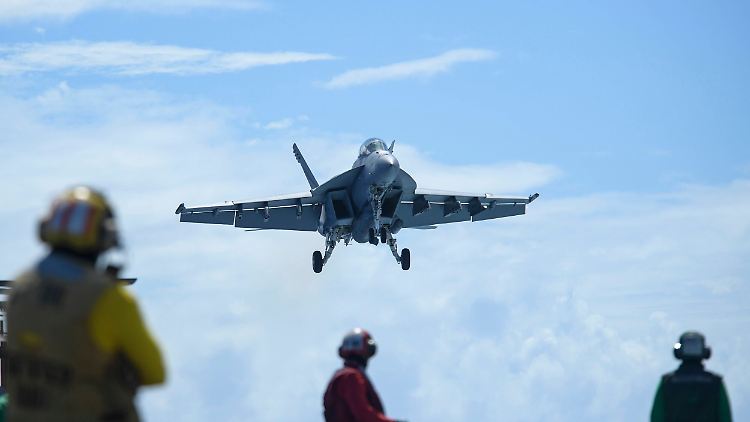 Die Verteidigungsministerin will für die Bundeswehr F-18-Kampfjets aus den USA anschaffen. Hier zu sehen ist ein Jet vom Modell F/A-18E/F Super Hornet  auf einem US-Flugzeugträger.