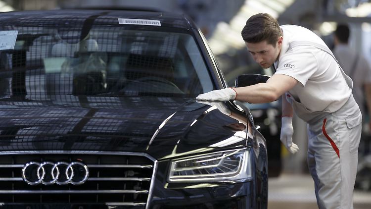 "Trotz erster positiver Signale aus den Märkten bleibt das Jahr 2020 weiterhin extrem herausfordernd", betonte Finanzvorstand Arno Antlitz.