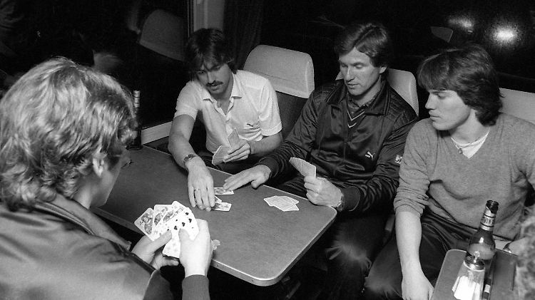 Mit Jupp Heynckes (2. von rechts) pokern? Schlechte Idee, wie Lothar Matthäus (rechts) später lernen musste.