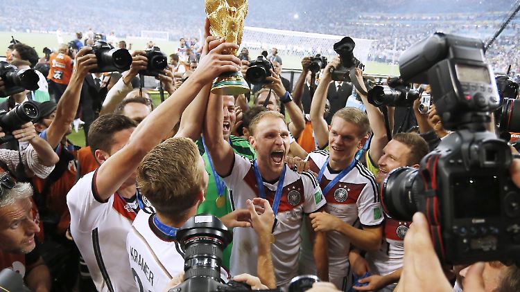 Wohl bald wieder mittendrin bei der Nationalmannschaft: Rio-Weltmeister Benedikt Höwedes (mit Pokal).
