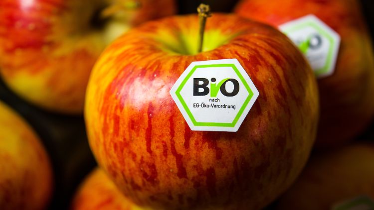 Supermärkte und Discounter sind dabei, den Bio-Fachmärkten Marktanteile abzujagen. 
