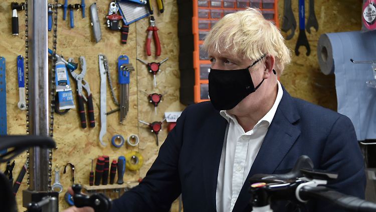 Boris Johnson greift im Kampf gegen das Coronavirus wieder etwas tiefer in den Instrumentenkasten.