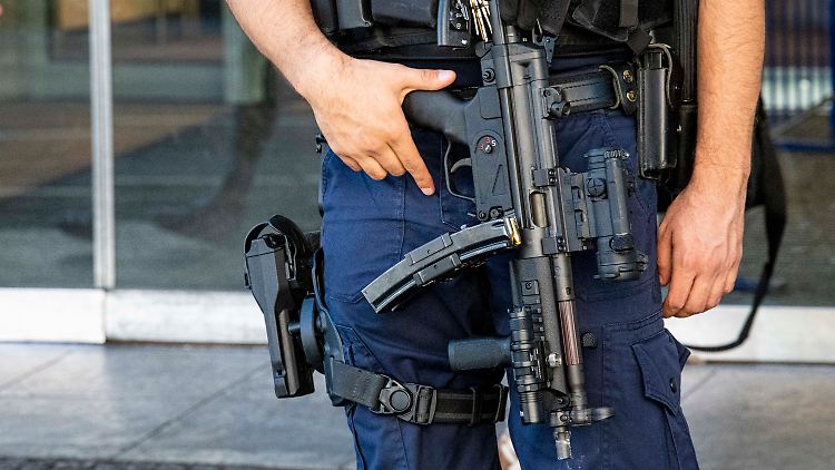 Die Einsatzkräfte fahnden mit einem Großaufgebot nach den mutmaßlichen Tätern.