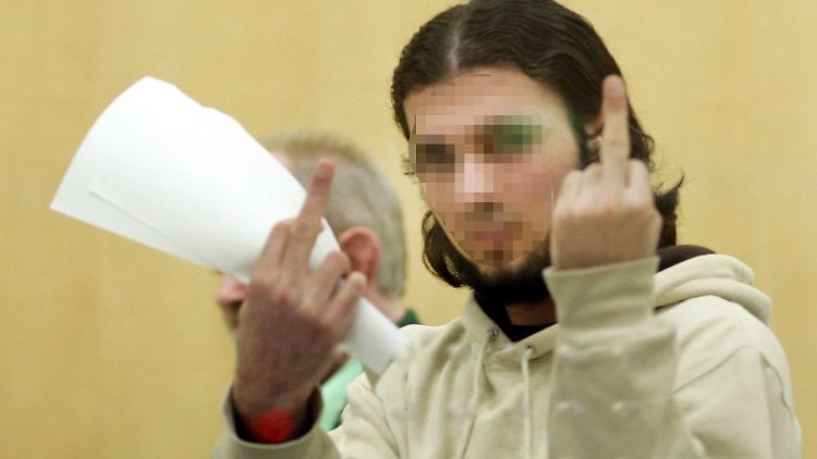 Während des Prozesses vor dem Oberlandesgericht Düsseldorf im Jahr 2008 begrüßte der "Kofferbomber" die Journalisten mit Mittelfingern.