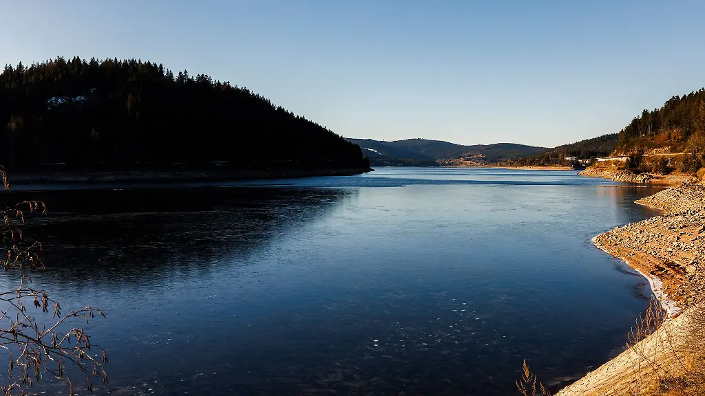 Ein-Mann-ist-im-schlammigen-Uferbereich-am-Schluchsee-stecken-geblieben