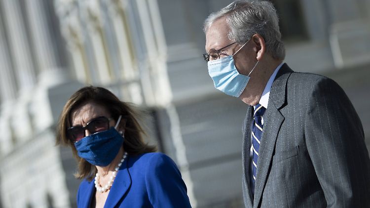 Nancy Pelosi, die demokratische Mehrheitsführerin aus dem Repräsentantenhaus und Mitch McConnell, der mächtige Chef der Republikaner im Senat vor dem Capitol in Washington. Dieses Bild entstand bei der Beerdigung des Senators John Lewis.