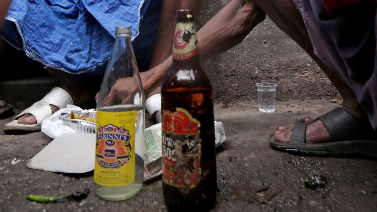 In Indien floriert das Geschäft mit illegal gebrautem Alkohol.