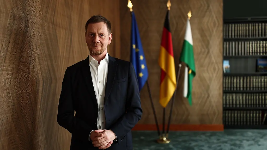 Michael-Kretschmer-CDU-Ministerpraesident-von-Sachsen-steht-in-einem-Saal-der-Vertretung-des-Freistaates-Sachsen-in-der-Hauptstadt