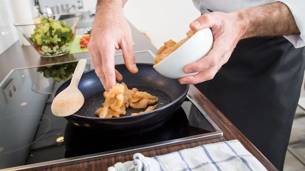 Potenziell-gesundheitsschaedlich-PFAS-werden-in-Antihaft-Beschichtungen-eingesetzt-weil-sie-eher-hitzebestaendig-fett-und-wasserabweisend-sind