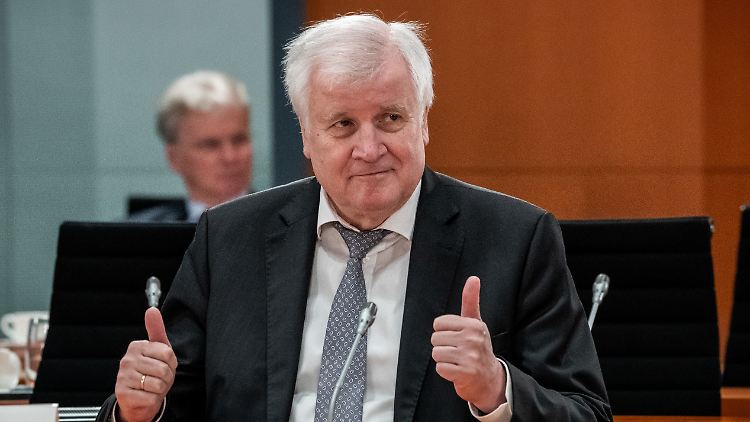Daumen hoch für Deutschlands Krisen-Bewältigung.