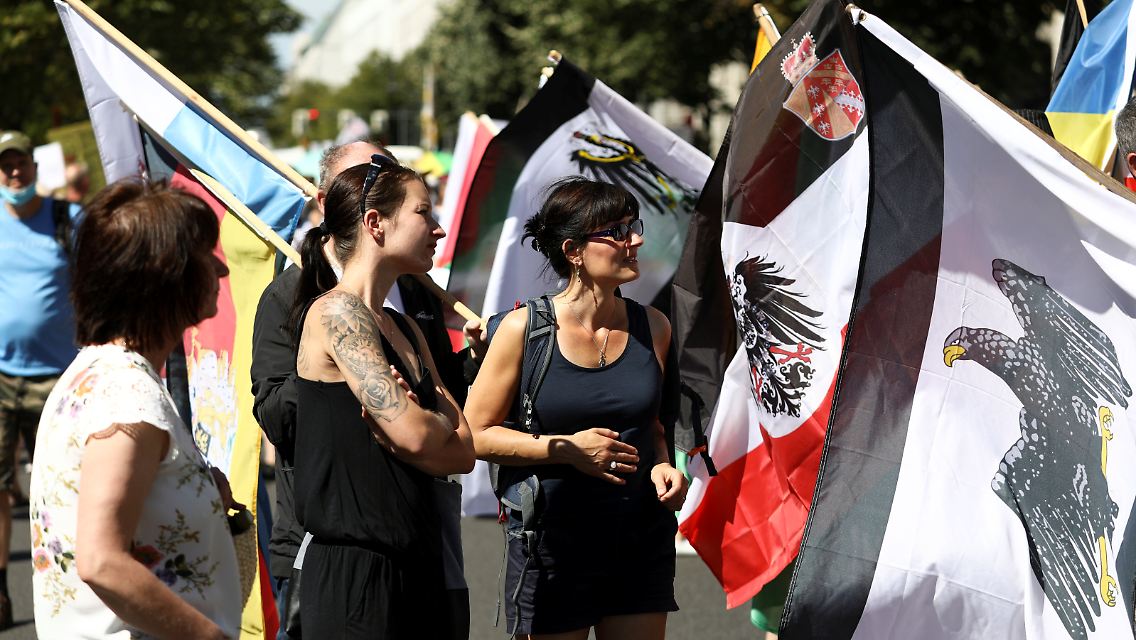 Unter den Demonstranten sind auch wieder Anhänger des rechten Spektrums.