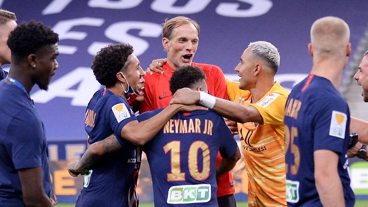 Thomas Tuchel feiert mit seinen Superstars. Nach dem Finalsieg im Ligapokal war beim deutschen Trainer dann die gute Laune aber mal kurz weg.