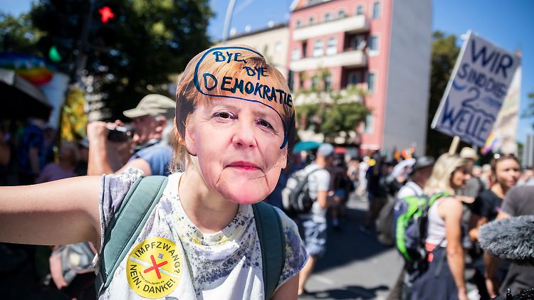 Nach Polizeiangaben nehmen rund 17.000 Menschen an dem Protestzug teil.