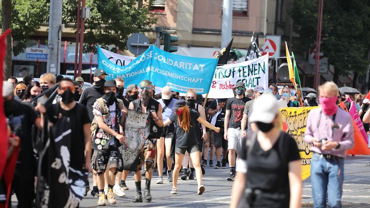 In Erfurt protestierten Hunderte gegen Rechtsextremismus und Übergriffe der rechten Szene.