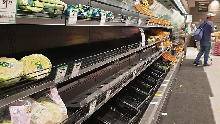 Bevor die Ausgangssperre in Kraft getreten ist, kauften viele Menschen, was sie in den Supermärkten noch bekommen konnten.