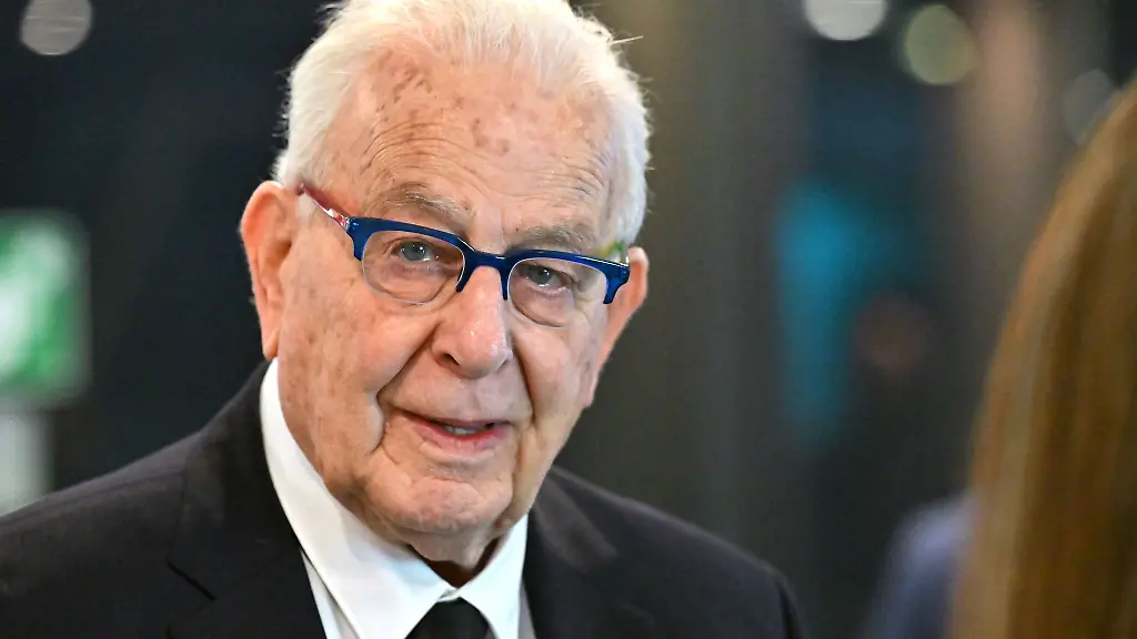 Der-KZ-Ueberlebende-Naftali-Fuerst-sprach-auch-bei-der-Kranzniederlegung-zum-80-Jahrestag-der-Befreiung-des-KZ-Buchenwald-ein-Grusswort