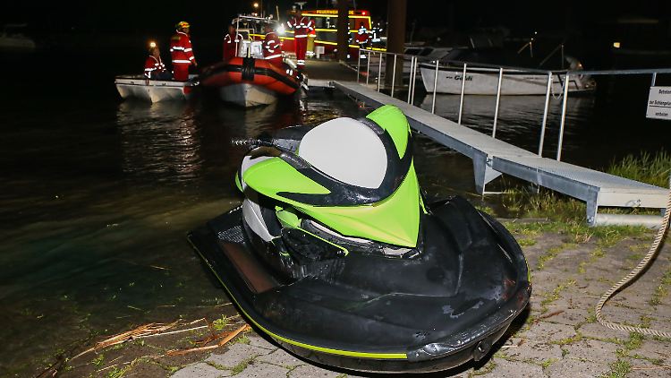 Einsatzkräfte konnten den Jetski in der Nacht bergen.