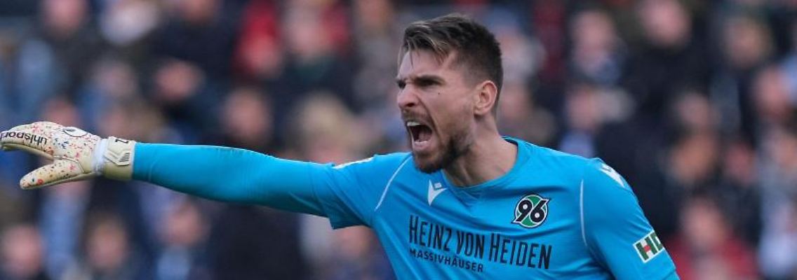 Hannovers Torwart Ron-Robert Zieler ist im Tor und weist seine Abwehrspieler ein. Foto: Peter Steffen/dpa