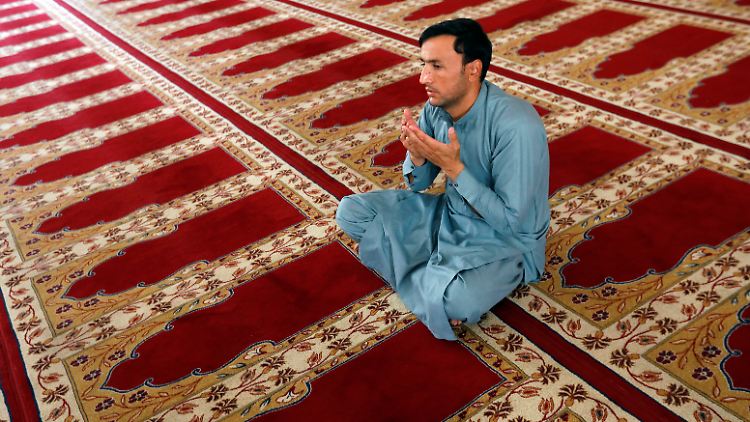 Ob er für Frieden betet? Dieser Mann besuchte zum Opferfest Eid al-Adha eine Moschee in Kabul. 