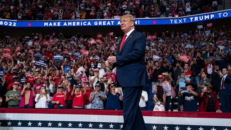 Trump bei seinem Auftritt in Tulsa (Oklahoma) - statt der angekündigten eine Million Besucher, kamen nur gut 6000. Dazu sollen auch auch Tiktok-Nutzer beigetragen haben.