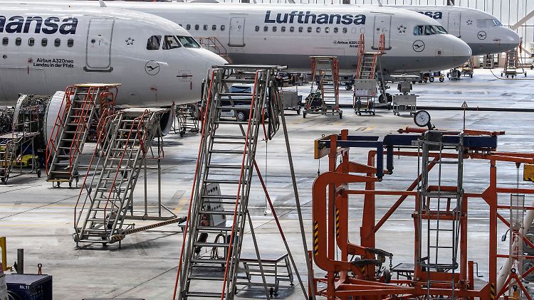 Die Wartung der stehenden Flugzeuge ist sehr aufwändig.