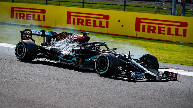Selbst ein kaputter Vorderreifen kann Weltmeister Lewis Hamilton nicht stoppen.