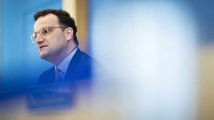 Noch gilt die Testpflicht für Rückkehrer nicht, da will Gesundheitsminister Spahn schon einen Schritt weitergehen.