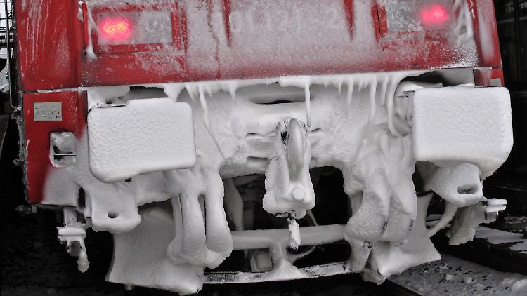 Frostig: Bahn-Reisende müssen durch das Winterwetter überfüllte Züge und Verspätungen in Kauf nehmen.