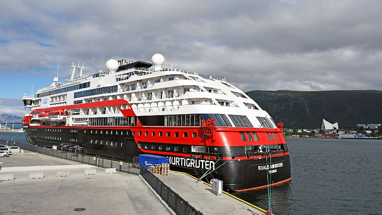 Die "Roald Amundsen" liegt nach dem Corona-Ausbruch an einem Kai in Tromsø vor Anker.