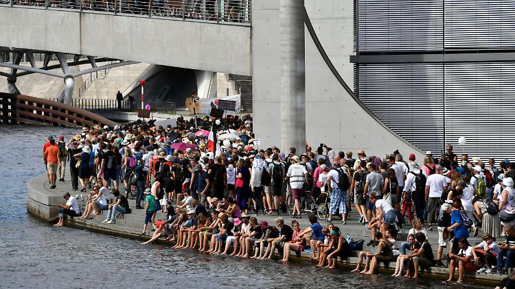 Die Polizei beendete die Demonstration schließlich, weil die Hygiene-Regeln nicht eingehalten wurden.