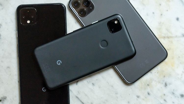Das Google Pixel 4a im Größenvergleich mit einem iPhone 11 Pro Max und einem Pixel 4 XL, mit 6,5 und 6,3 Zoll großen Displays.
