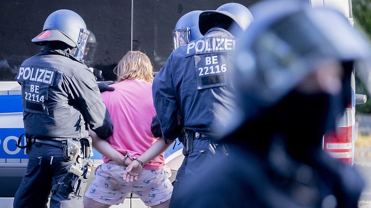 Die Polizei löste die Kundgebung am frühen Abend auf.
