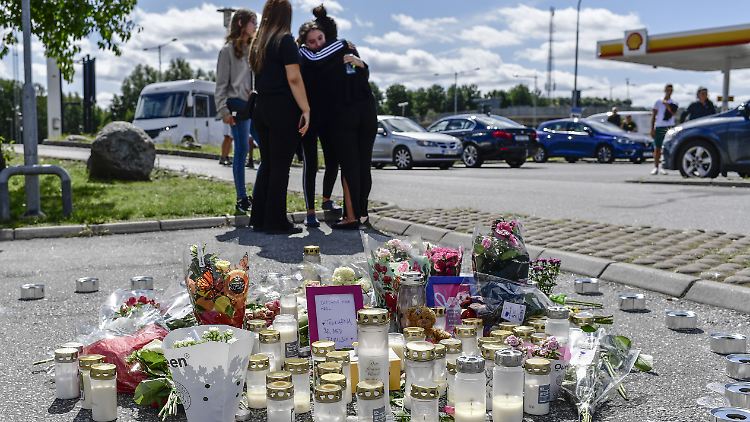 Zahlreiche Einwohner Stockholms legten im Gedenken an das Kind Blumen am Tatort nieder.