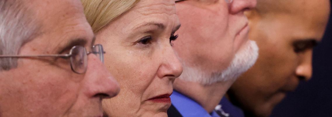 Zum Coronavirus-Krisenstabs des Weißen Hauses gehört neben Fauci (l.) auch Deborah Birx (m.), die nun von Trump attackiert wird.