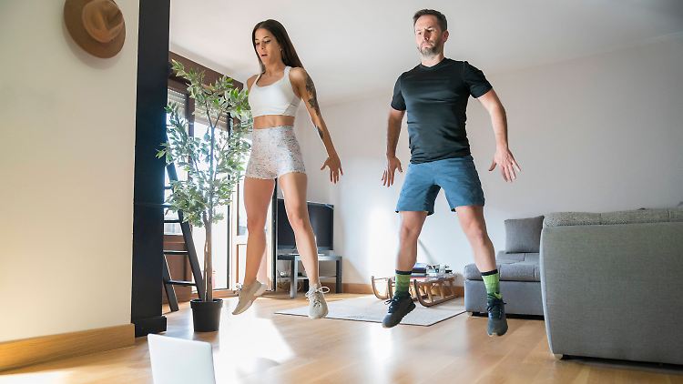 
"Fitnessstudios werden schon darum kämpfen müssen, dass sie ihren Kundenstamm wieder zurückerobern", bestätigt die Sportwissenschaftlerin Susanne Tittlbach von der Uni Bayreuth.
