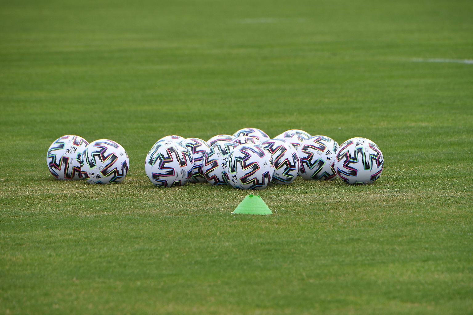 Nach den Geisterspielen zum Ende der abgelaufenen Saison der Fußball-Bundesliga hoffen die Vereine beim Start der neuen Spielzeit auf Publikum. Sicher ist nur, dass es keine ausverkauften Stadien geben wird. Die Frage lautet: Wie viele Zuschauer dürfen ins Stadion? Ein Überblick über die Planungen der Klubs.