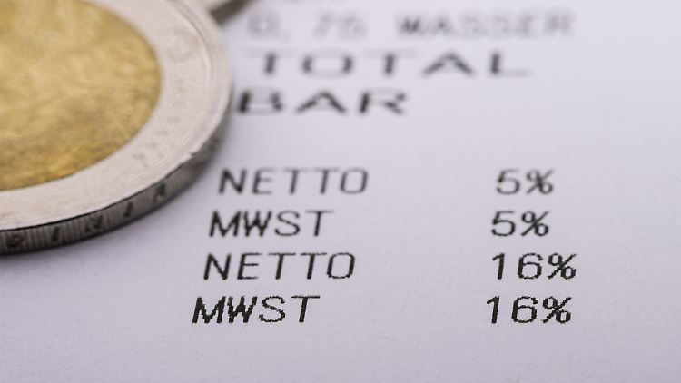Die Senkung der Mehrwertsteuer beeinflusst die Bekleidungs- und Möbelindustrie ebenso wie
den Elektro- und Lebensmittelhandel auf unterschiedliche Weise.  