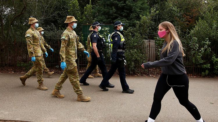 Soldaten und Polizisten bei einer Patrouille Ende Juli in Melbourne. 