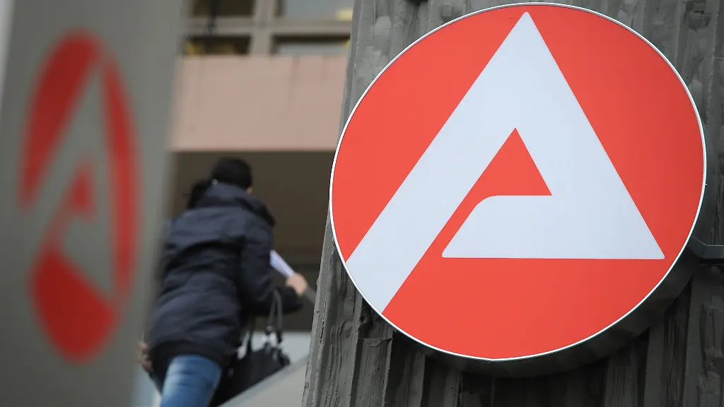 Laut-Arbeitsagentur-ist-die-Zahl-der-Ukrainerinnen-und-Ukrainer-die-im-Saarland-einen-Job-gefunden-haben-im-letzten-Jahr-deutlich-gestiegen