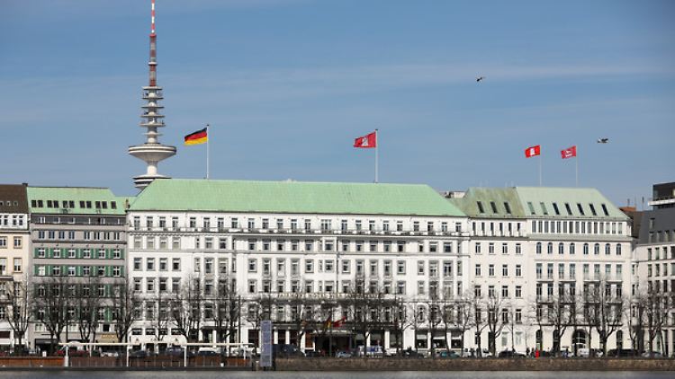 Das Hotel "Vier Jahreszeiten" an der Alster in Hamburg.
