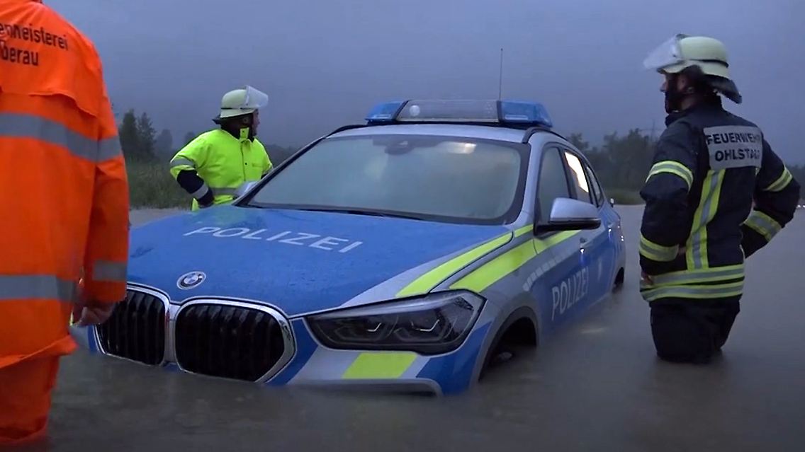 polizeiauto-hochwasser.jpg