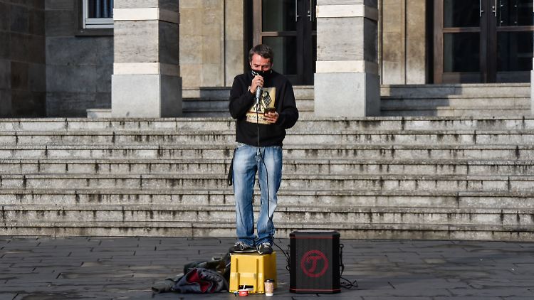 Sven Liebich vor dem Rathaus von Halle