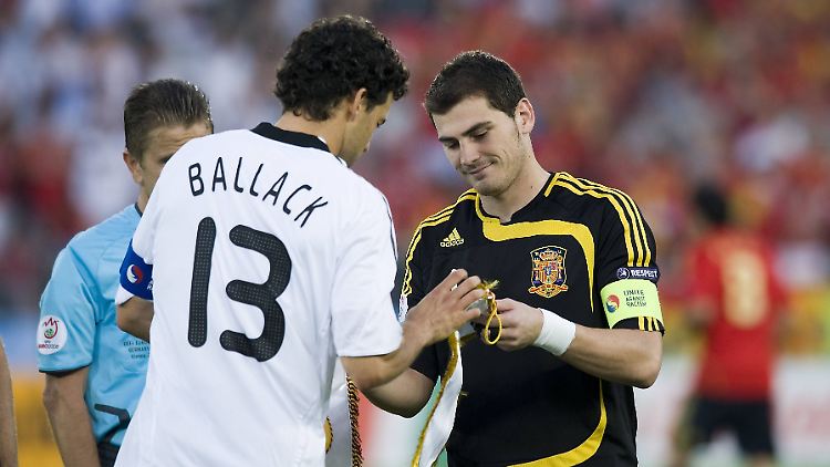 Die Kapitäne Michael Ballack und Iker Casillas vor dem EM Finale 2008.