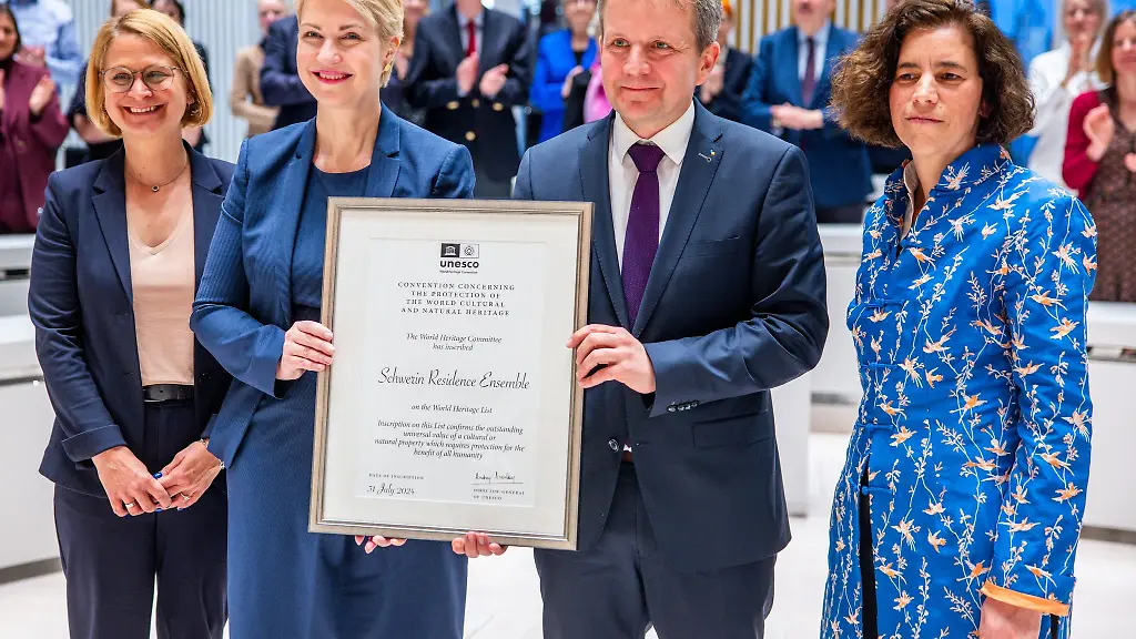 Das-Ensemble-aus-Schweriner-Schloss-und-weiteren-mehr-als-30-Gebaeuden-und-Plaetzen-in-der-historischen-Innenstadt-steht-jetzt-in-der-begehrten-Unesco-Welterbeliste