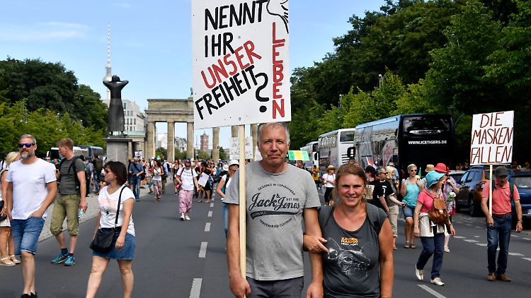 Die Demonstranten auf der Straße des 17. Juni trugen keine Masken und achteten auch sonst nicht auf die geltenden Hygienevorschriften. 